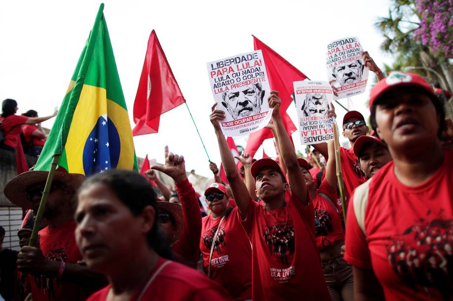 Manifestantes protestam em Brasília (DF), a favor do Partido dos Trabalhadores registrar a candidatura do ex-presidente Lula para concorrer ao cargo de presidente da República - 15/08/2018 Manifestantes protestam em Brasília (DF), a favor do Partido dos Trabalhadores registrar a candidatura do ex-presidente Lula para concorrer ao cargo de presidente da República - 15/08/2018