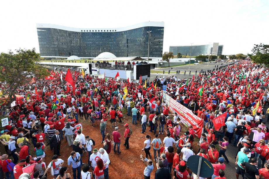 Manifestantes protestam em Brasília (DF), a favor do Partido dos Trabalhadores registrar a candidatura do ex-presidente Lula para concorrer ao cargo de presidente da República - 15/08/2018 Manifestantes protestam em Brasília (DF), a favor do Partido dos Trabalhadores registrar a candidatura do ex-presidente Lula para concorrer ao cargo de presidente da República - 15/08/2018