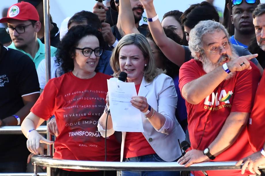 A presidente do PT (Partido dos Trabalhadores), Gleisi Hoffmann, exibe para militantes o registro de candidatura de Lula protocolado no TSE - 15/08/2018 A presidente do PT (Partido dos Trabalhadores), Gleisi Hoffmann, exibe para militantes o registro de candidatura de Lula protocolado no TSE - 15/08/2018