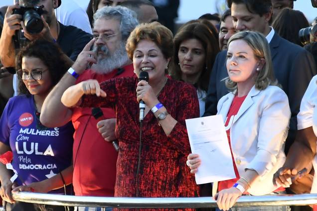 A ex-presidente da República, Dilma Rousseff, discursa após o Partido dos Trabalhadores registrar a candidatura de Lula no TSE - 15/08/2018 A ex-presidente da República, Dilma Rousseff, discursa após o Partido dos Trabalhadores registrar a candidatura de Lula no TSE - 15/08/2018