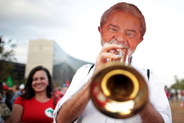 Apoiadores do ex-presidente Lula comemoram após registro de candidatura ser protocolado no TSE (Tribunal Superior Eleitoral), em Brasília (DF) - 15/08/2018 Apoiadores do ex-presidente Lula comemoram após registro de candidatura ser protocolado no TSE (Tribunal Superior Eleitoral), em Brasília (DF) - 15/08/2018