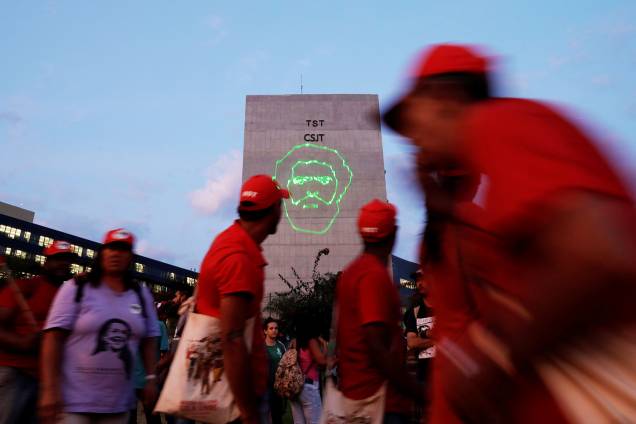 Apoiadores do ex-presidente Lula comemoram após registro de candidatura ser protocolado no TSE (Tribunal Superior Eleitoral), em Brasília (DF) - 15/08/2018 Apoiadores do ex-presidente Lula comemoram após registro de candidatura ser protocolado no TSE (Tribunal Superior Eleitoral), em Brasília (DF) - 15/08/2018