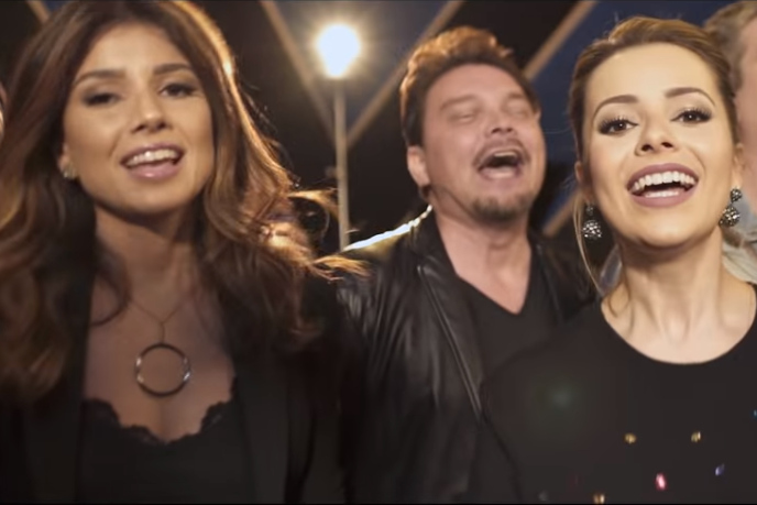 Paula Fernandes e Sandy no clipe de 'A Nossa Voz'