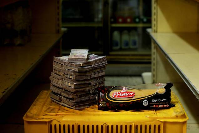 1kg de macarrão custa 2,500,000 bolívares, cerca de 0,38 dólares americanos, em mini-mercado em Caracas, Venezuela - 16/08/2018 1kg de macarrão custa 2,500,000 bolívares, cerca de 0,38 dólares americanos, em mini-mercado em Caracas, Venezuela - 16/08/2018