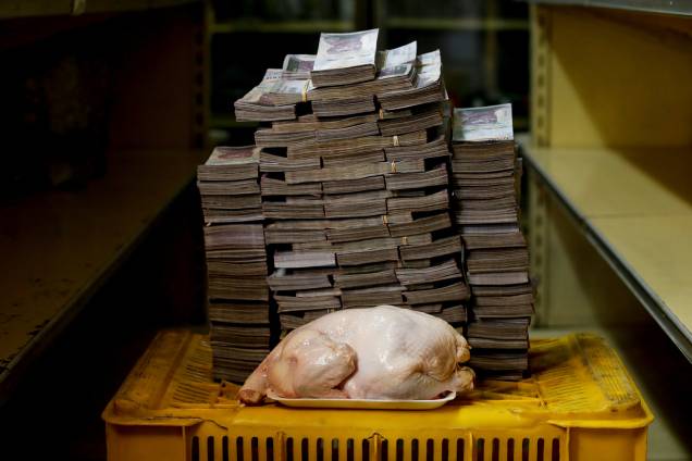 Um frango de 2,4kg custa 14,600,000 bolívares, cerca de 2,22 dólares americanos, em mini-mercado em Caracas, Venezuela - 16/08/2018 Um frango de 2,4kg custa 14,600,000 bolívares, cerca de 2,22 dólares americanos, em mini-mercado em Caracas, Venezuela - 16/08/2018