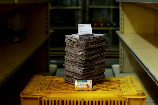 Um sabonete custa 3,500,000 bolívares, cerca de 0,53 dólares americanos, em mini-mercado em Caracas, Venezuela - 16/08/2018 Um sabonete custa 3,500,000 bolívares, cerca de 0,53 dólares americanos, em mini-mercado em Caracas, Venezuela - 16/08/2018