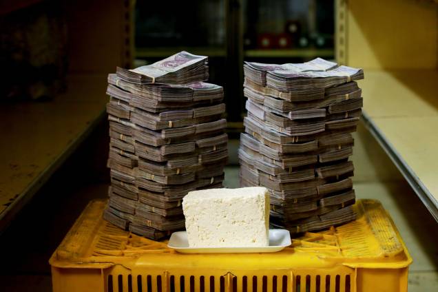 1kg de queijo custa 7,500,000 bolívares, cerca de 1,14 dólares americano, em mini-mercado em Caracas, Venezuela - 16/08/2018 1kg de queijo custa 7,500,000 bolívares, cerca de 1,14 dólares americano, em mini-mercado em Caracas, Venezuela - 16/08/2018