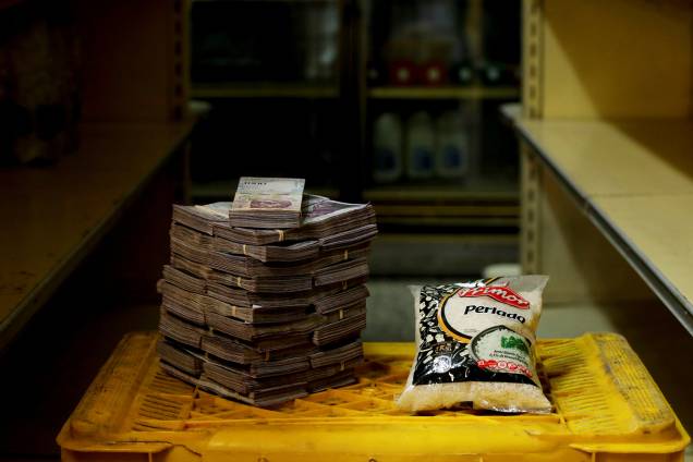 1kg de arroz curta 2,500,000 bolívares, cerca de 0,38 dólares americano, em mini-mercado em Caracas, Venezuela - 16/08/2018 1kg de arroz curta 2,500,000 bolívares, cerca de 0,38 dólares americano, em mini-mercado em Caracas, Venezuela - 16/08/2018