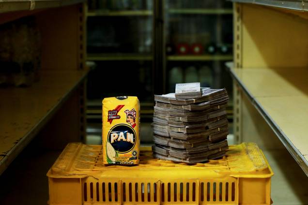 Pacote com 1kg de farinha de milho custa 2,500,000 bolívares, cerca de 0,38 dólares americano, em um mini-mercado em Caracas, Venezuela - 16/08/2018 Pacote com 1kg de farinha de milho custa 2,500,000 bolívares, cerca de 0,38 dólares americano, em um mini-mercado em Caracas, Venezuela - 16/08/2018