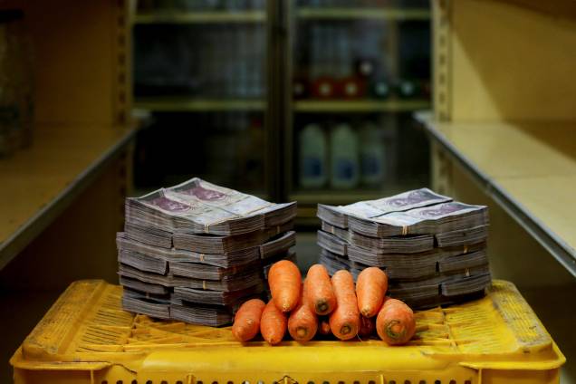 1kg de cenouras custa 3,000,000 bolívares, cerca de 0,46 dólares americano, em mini-mercado em Caracas, Venezuela - 16/08/2018 1kg de cenouras custa 3,000,000 bolívares, cerca de 0,46 dólares americano, em mini-mercado em Caracas, Venezuela - 16/08/2018