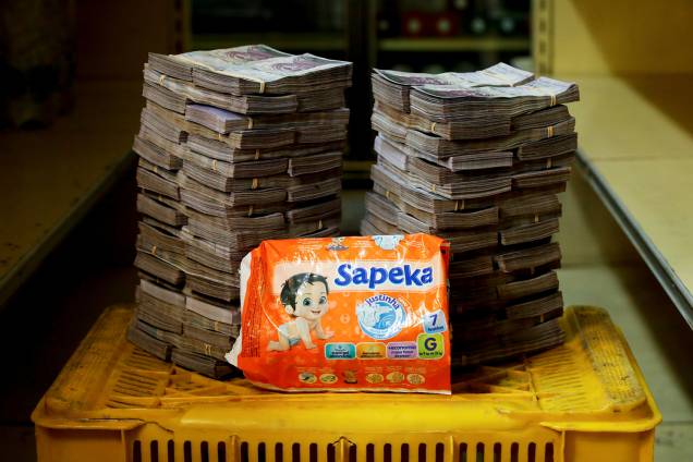 Um Pacote de fraldas custa 8,000,000 bolívares, cerca de 1,22 dólares americano, em mini-mercado em Caracas, Venezuela - 16/08/2018 Um Pacote de fraldas custa 8,000,000 bolívares, cerca de 1,22 dólares americano, em mini-mercado em Caracas, Venezuela - 16/08/2018