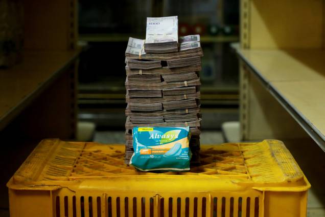 Um pacote de absorvente custa 3,500,000 bolívares, cerca de 0,35 dólares americano, em mini-mercado em Caracas, Venezuela -16/08/2018 Um pacote de absorvente custa 3,500,000 bolívares, cerca de 0,35 dólares americano, em mini-mercado em Caracas, Venezuela -16/08/2018
