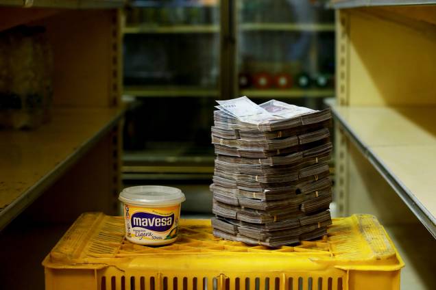 500 gramas de margarina custa 3,000,000 bolívares, cerca de 0,46 dólares americano, em mini-mercado em Caracas, Venezuela - 16/08/2018 500 gramas de margarina custa 3,000,000 bolívares, cerca de 0,46 dólares americano, em mini-mercado em Caracas, Venezuela - 16/08/2018