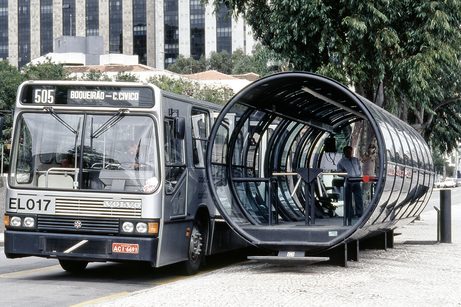 &Ocirc;nibus Ligeirinho e Esta&ccedil;&atilde;o Tubo &ndash; Dilemas sobre rodas