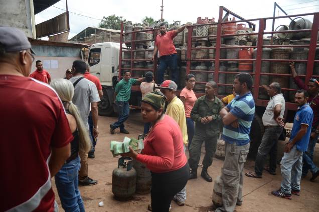 Gás - comércio de gás por centavos. Venda feita uma vez por semana Gás - comércio de gás por centavos. Venda feita uma vez por semana