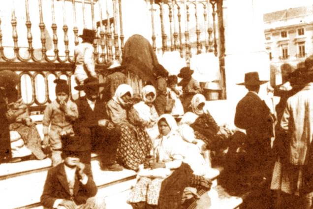 Imigrantes portugueses à espera do navio para o Brasil, em meados do século XX. Imigrantes portugueses à espera do navio para o Brasil, em meados do século XX.