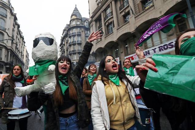 Manifestantes a favor da legalização do aborto aguardam resultado da votação em frente ao Congresso de Buenos Aires - 08/08/2018 Manifestantes a favor da legalização do aborto aguardam resultado da votação em frente ao Congresso de Buenos Aires - 08/08/2018