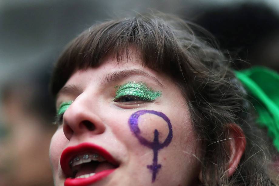 Manifestante a favor da legalização do aborto aguarda resultado da votação em frente ao Congresso de Buenos Aires - 08/08/2018