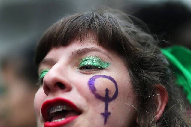 Manifestante a favor da legalização do aborto aguarda resultado da votação em frente ao Congresso de Buenos Aires - 08/08/2018 Manifestante a favor da legalização do aborto aguarda resultado da votação em frente ao Congresso de Buenos Aires - 08/08/2018
