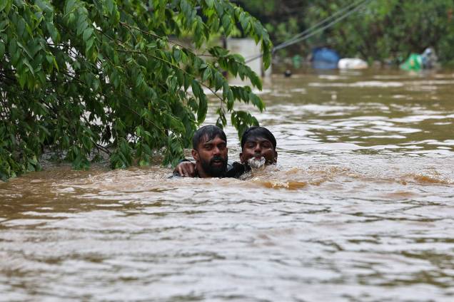 Homem que estava se afogando é resgatado em uma área alagada após a abertura das barragens de Idamalayr, Cheruthoni e Mullaperiyar, nos arredores de Kochi, Índia - 16/08/2018 Homem que estava se afogando é resgatado em uma área alagada após a abertura das barragens de Idamalayr, Cheruthoni e Mullaperiyar, nos arredores de Kochi, Índia - 16/08/2018