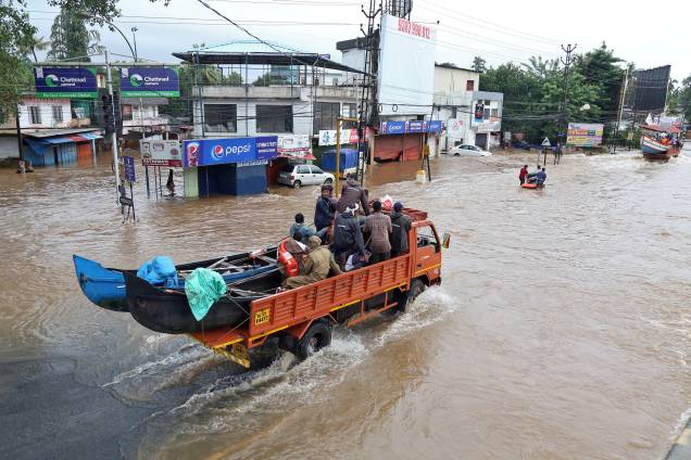 Caminhão atravessa uma rua inundada enquanto leva barcos para auxiliar no resgate de pessoas isoladas pela enchente em Aluva, no estado de Kerala, sul Índia - 18/08/2018 Caminhão atravessa uma rua inundada enquanto leva barcos para auxiliar no resgate de pessoas isoladas pela enchente em Aluva, no estado de Kerala, sul Índia - 18/08/2018