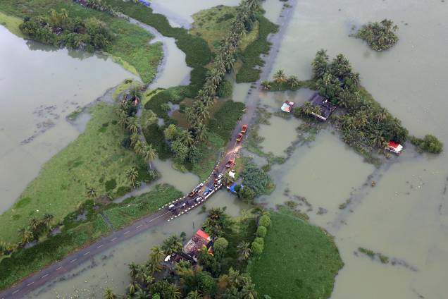 Vista aérea mostra uma estrada parcialmente submersa em uma área inundada no estado de Kerala, sul da Índia - 19/08/2018 Vista aérea mostra uma estrada parcialmente submersa em uma área inundada no estado de Kerala, sul da Índia - 19/08/2018