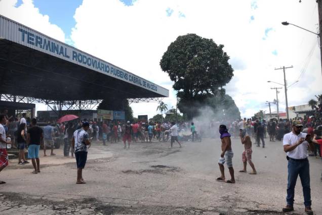 Imigrantes venezuelanos são expulsos após terem seus acampamentos destruídos em Pacaraima (RR) Imigrantes venezuelanos são expulsos após terem seus acampamentos destruídos em Pacaraima (RR)