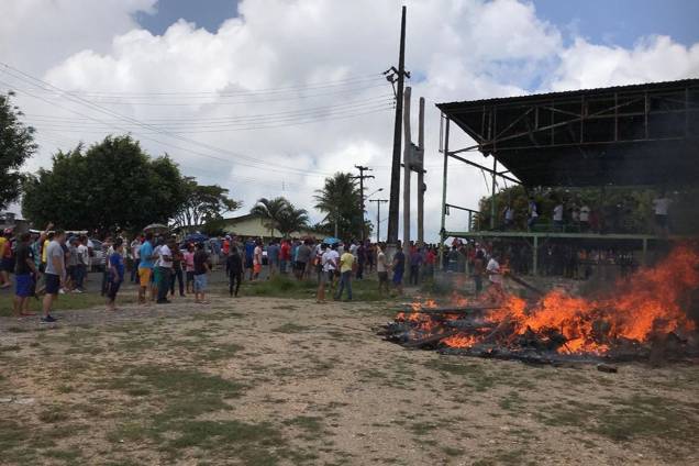 Imigrantes venezuelanos são expulsos após terem seus acampamentos destruídos em Pacaraima (RR) Imigrantes venezuelanos são expulsos após terem seus acampamentos destruídos em Pacaraima (RR)