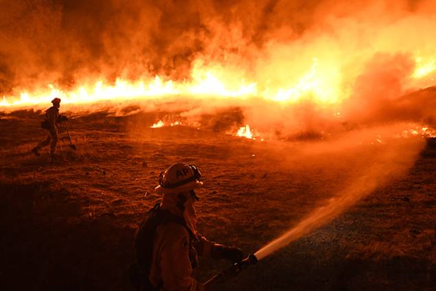 Bombeiros tentam controlar incêndio florestal no Complexo Mendocino, Califórnia - 02/08/2018 Bombeiros tentam controlar incêndio florestal no Complexo Mendocino, Califórnia - 02/08/2018