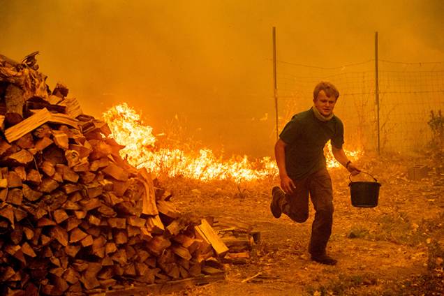 Alex Schenck tenta salvar sua casa de incêndio florestal no Complexo Mendocino, Califórnia - 04/08/2018 Alex Schenck tenta salvar sua casa de incêndio florestal no Complexo Mendocino, Califórnia - 04/08/2018