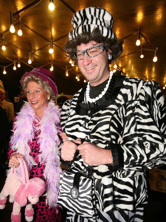 O governador da Baviera, Markus Söder é visto com sua esposa Karin, durante tradicional baile de Carnaval em Veitshöchheim, na Alemanha - 25/01/2007 O governador da Baviera, Markus Söder é visto com sua esposa Karin, durante tradicional baile de Carnaval em Veitshöchheim, na Alemanha - 25/01/2007
