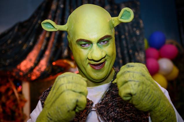 O governador da Baviera, Markus Söder se veste com roupa do personagem 'Shrek', durante a celebração do Carnaval em Wurtzburgo, na Alemanha - 21/02/2014 O governador da Baviera, Markus Söder se veste com roupa do personagem 'Shrek', durante a celebração do Carnaval em Wurtzburgo, na Alemanha - 21/02/2014