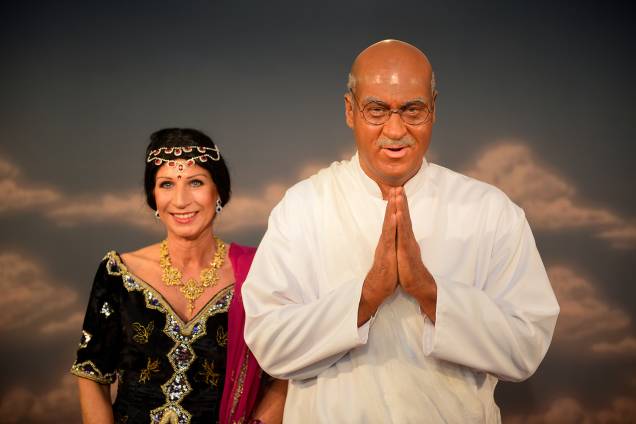 O governador da Baviera, Markus Soder, posa para foto vestido como o ativista indiano Mahatma Gandhi, ao lado de sua esposa Karin Baumueller-Soeder, durante a celebração do Carnaval em Veitshoechheim, na Alemanha - 06/02/2015 O governador da Baviera, Markus Soder, posa para foto vestido como o ativista indiano Mahatma Gandhi, ao lado de sua esposa Karin Baumueller-Soeder, durante a celebração do Carnaval em Veitshoechheim, na Alemanha - 06/02/2015