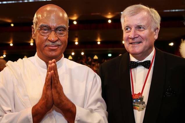 O governador da Baviera, Markus Söder (esq), se veste como o líder indiano Mahatma Gandhi, durante celebração do Carnaval em Veitshöchheim, na Alemanha - 06/02/2015 O governador da Baviera, Markus Söder (esq), se veste como o líder indiano Mahatma Gandhi, durante celebração do Carnaval em Veitshöchheim, na Alemanha - 06/02/2015