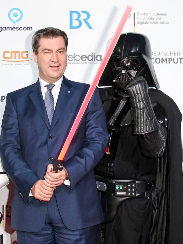 O governador da Baviera, Markus Söder, posa para foto com cosplayer do personagem de Star Wars, Darth Vader, durante feita de games em Munique, na Alemanha - 10/04/2018 O governador da Baviera, Markus Söder, posa para foto com cosplayer do personagem de Star Wars, Darth Vader, durante feita de games em Munique, na Alemanha - 10/04/2018
