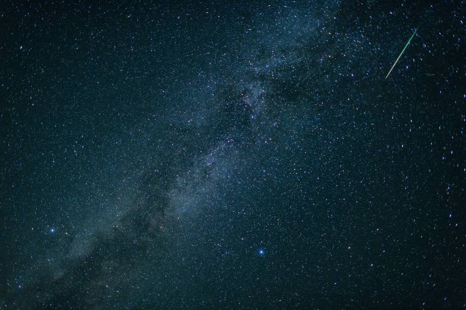 Via Láctea fica visível sobre Einsiedl, no sul da Alemanha, durante a chuva anual de meteoros Perseidas - 12/08/2018