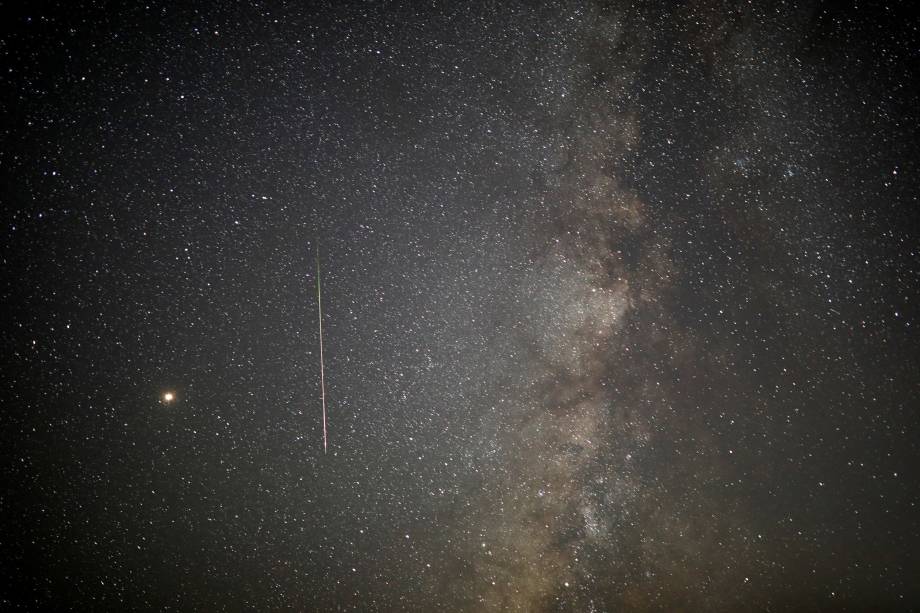 Meteoro cruza o céu no início da manhã durante a chuva de meteoros Perseidas na cratera de Ramon, perto da cidade de Mitzpe Ramon, no sul de Israel - 13/08/2018