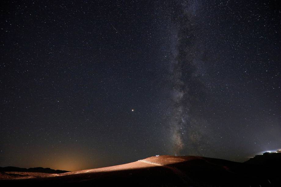 Meteoro cruza o céu no início da manhã durante a chuva de meteoros Perseidas na cratera de Ramon, perto da cidade de Mitzpe Ramon, no sul de Israel - 13/08/2018