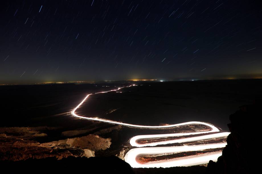 Carros passam pela cratera de Ramon durante a chuva de meteoros Perseidas perto da cidade de Mitzpe Ramon, no sul de Israel - 13/08/2018