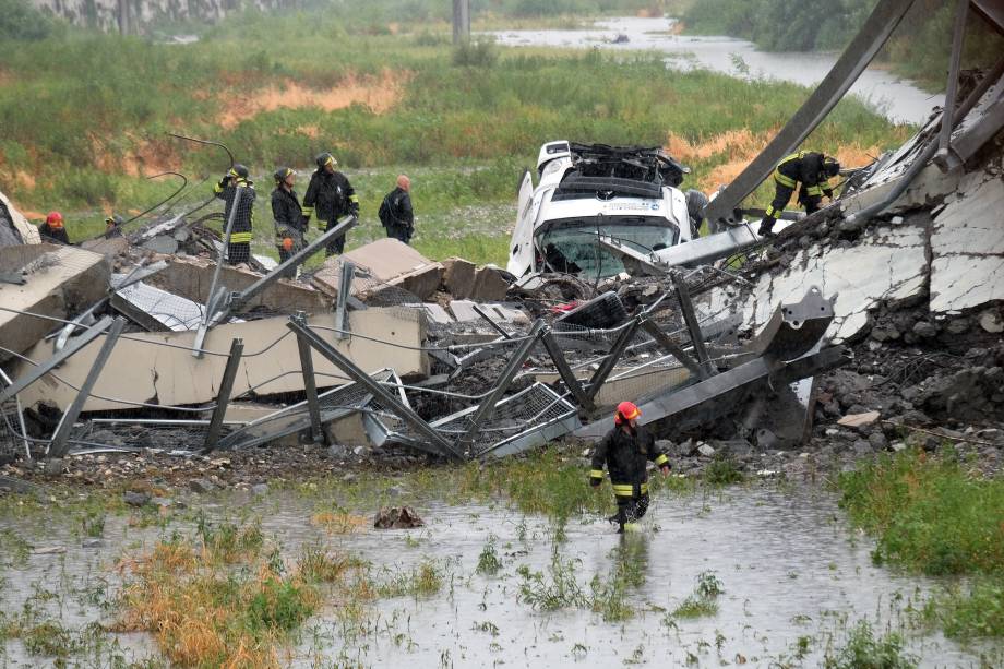 Equipes de resgate vasculham os escombros à procura de vítimas, depois que parte da ponte Morandi desmoronou sobre a cidade de Gênova, na Itália - 14/08/2018