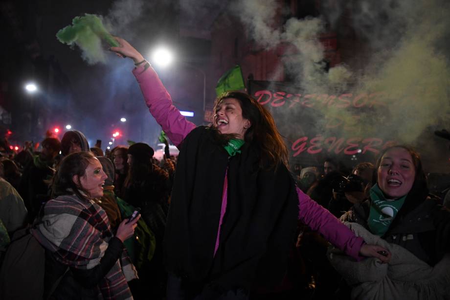 Ativistas a favor da legalização gritam palavras de ordem do lado de fora do Congresso Nacional em Buenos Aires, enquanto os senadores votam a lei do aborto - 09/08/2018