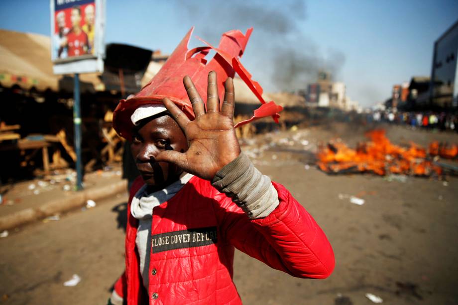 Apoiadores do movimento oposicionista protestam enquanto aguardam o resultado das eleições em Harare, capital do Zimbábue - 01/08/2018