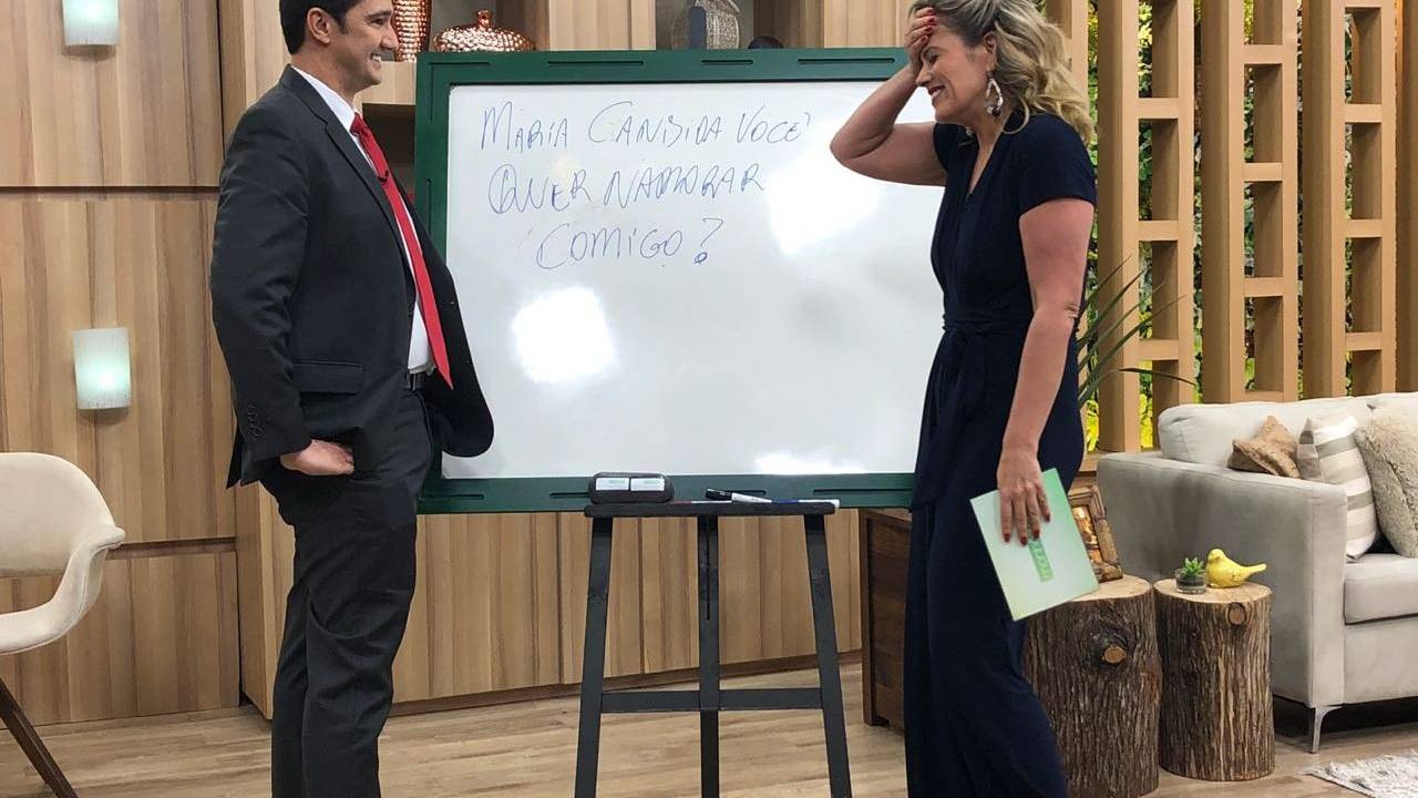Maria Candida é pedida em namoro ao vivo na TV