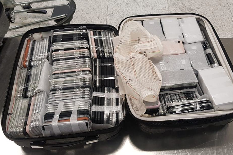Receita apreende 246 iPhones transportados por passageiro em malas Receita apreende 246 iPhones transportados por passageiro em malas