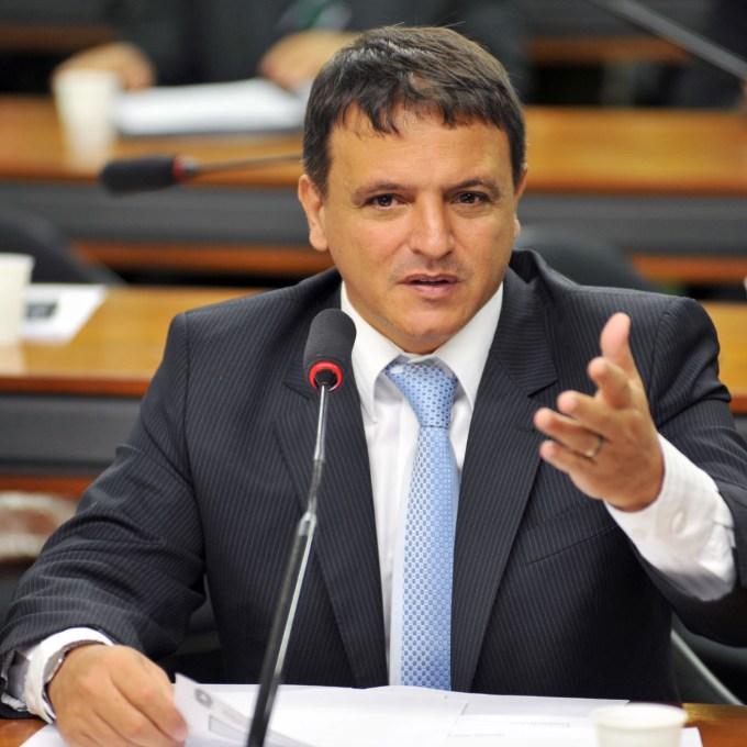 PEC 3 em 1 de Bittar abriga auxílio emergencial e risco populista
