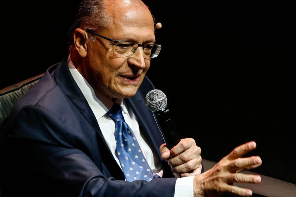 <span>&ldquo;N&oacute;s vamos mostrar os dois equ&iacute;vocos que o Brasil pode trilhar, um que &eacute; a escurid&atilde;o, o PT, n&oacute;s j&aacute; conhecemos e n&atilde;o podemos errar de novo. A respons&aacute;vel pelos 13 milh&otilde;es de desempregados &eacute; a Dilma. Ali&aacute;s, quem escolheu o Temer foi o PT. Do outro lado, voc&ecirc; tem um salto no escuro, inimagin&aacute;vel, algu&eacute;m que passou 28 anos na C&acirc;mara votando sempre pelo corporativismo, votando com o PT, &eacute; o mesmo DNA&rdquo;, afirmou Alckmin&nbsp;</span>