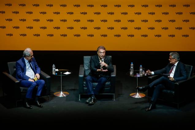 O candidato Alvaro Dias (Podemos) foi o terceiro presidenciável a ser entrevistado no Amarelas Ao Vivo; ele foi sabatinado por <span>Augusto Nunes, colunista, e Policarpo Junior, redator-chefe de VEJA</span> O candidato Alvaro Dias (Podemos) foi o terceiro presidenciável a ser entrevistado no Amarelas Ao Vivo; ele foi sabatinado por <span>Augusto Nunes, colunista, e Policarpo Junior, redator-chefe de VEJA</span>