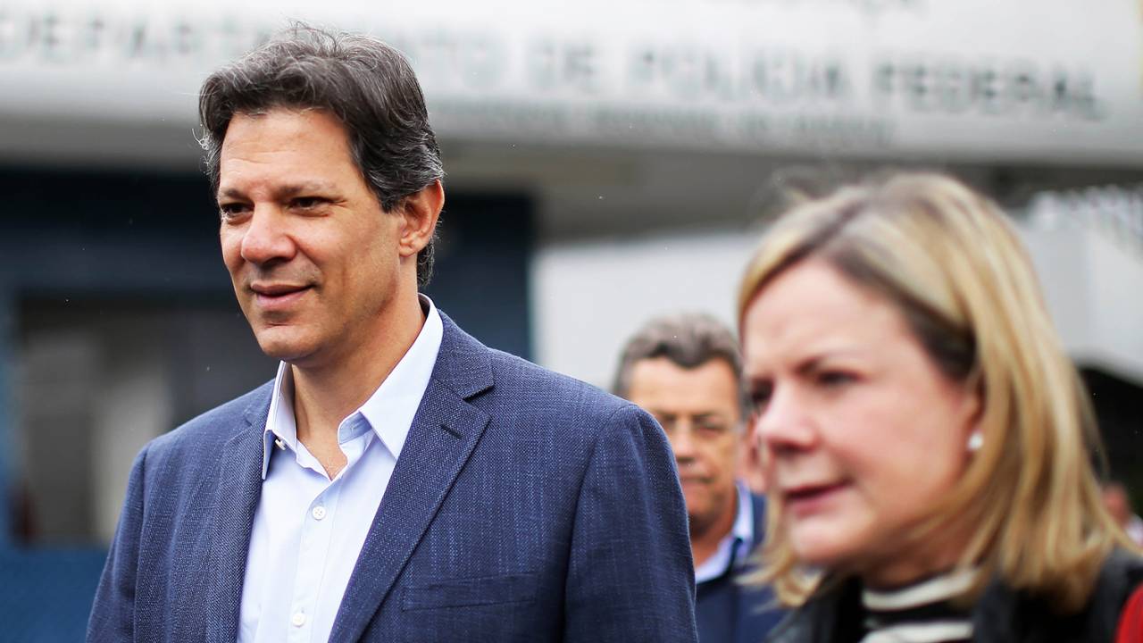 O candidato a vice-presidente da República, Fernando Haddad (esq) e a presidente do PT, Gleisi Hoffmann, visitam o ex-presidente Lula na Superintendência da Polícia Federal, em Curitiba (PR) - 03/09/2018