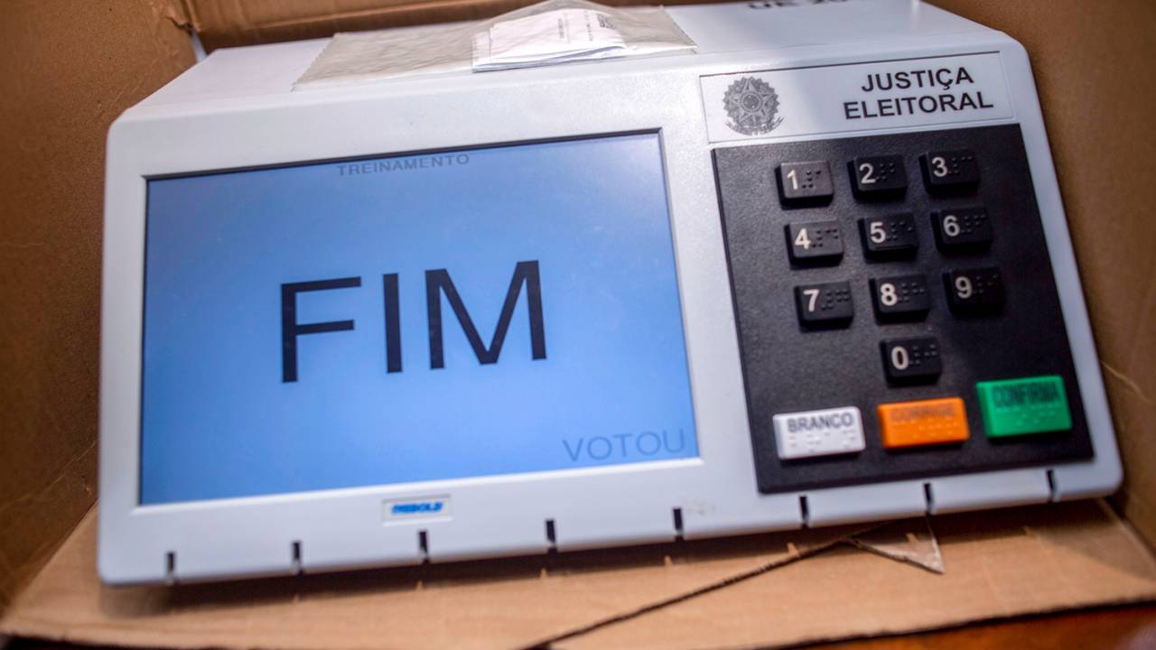 Urna eletrônica é embalada para uso durante as eleições, na Escola Judiciária Eleitoral do Rio de Janeiro
