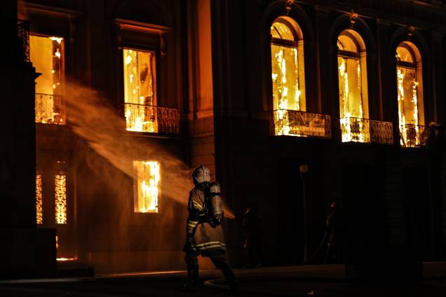 O maior tesouro do Museu Nacional, que foi atingido por um incêndio é o fóssil Luzia, esqueleto mais antigo já encontrado nas Américas, com cerca de 12 mil anos de idade O maior tesouro do Museu Nacional, que foi atingido por um incêndio é o fóssil Luzia, esqueleto mais antigo já encontrado nas Américas, com cerca de 12 mil anos de idade